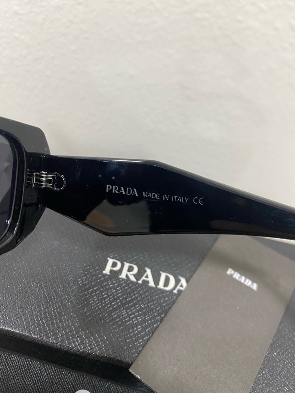 Fashion Sleek Black Sunglasses - Picture 5 of 6